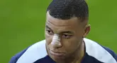 Penyerang Prancis Kylian Mbappe memberi isyarat saat meninggalkan lapangan seusai sesi latihan di Paderborn, Jerman, Rabu, 19 Juni 2024. (AP Photo/Hassan Ammar)