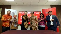 Direktur Utama Indonesia Financial Group (IFG) Life, Harjanto Tanuwidjaja (ketiga kiri) bersama Direktur PT Bahana TCW Investment Management (Bahana TCW) Doni Firdaus (ketiga kanan) berjabat tangan usai menandatangani nota kesepahaman pengelolaan aset disaksikan disaksikan oleh Wakil Direktur Utama IFG Hexana Tri Sasongko, Direktur Bisnis IFG, Pantro Pander Silitonga dan Direktur Bahana TCW, Danica Adhitama, di Jakarta, Selasa (14/03/2023). (Liputan6.com/HO)