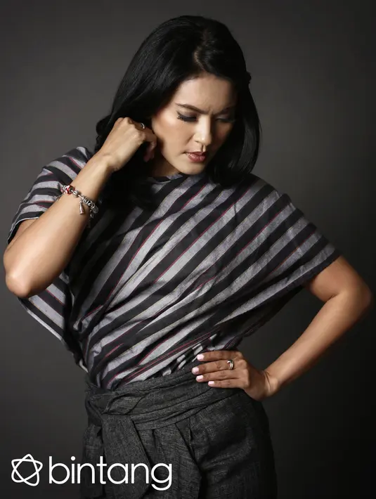 "Dulu waktu masih umur 20 tahun, ingin menikah umur 25 tahun tapi selalu lewat. Sekarang tidak ada target, jadi jalani saja. Kalau misalnya putus bearti dia bukan yang terbaik," ujarnya. (Febio Hernanto|Bintang.com)