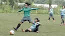 Pemain Timnas wanita Indonesia, Tugiyati, menghindari hadangan lawan saat seleksi pemain di Lapangan Sawangan, Depok, Selasa (6/3/2018). 40 pemain mengikuti Seleksi untuk Asian Games dan Piala AFF Wanita 2018. (Bola.com/M Iqbal Ichsan)