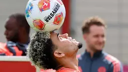 Penyerang baru Bayern Munchen asal Kolombia, Luis Diaz mengontrol bola selama sesi latihan di tempat latihan mereka di Munchen, Jerman, pada 31 Juli 2025. (Alexandra BEIER/AFP)