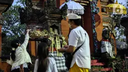 Umat Hindu Bali menyalakan dupa saat merayakan Hari Raya Galungan di Pura Amerta Jati, Jalan Punak, Pangkalan Jati, Cinere, Depok, Jawa Barat, Rabu (8/6/2022). Hari Raya Galungan merupakan hari merayakan kemenangan kebaikan (Dharma) melawan kejahatan (Adharma). (Liputan6.com/Johan Tallo)