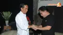 Iwan Fals tampak menjabat erat tangan Jokowi saat pria yang akrab dengan kemeja putih itu berpamitan (Liputan6.com/Herman Zakharia)