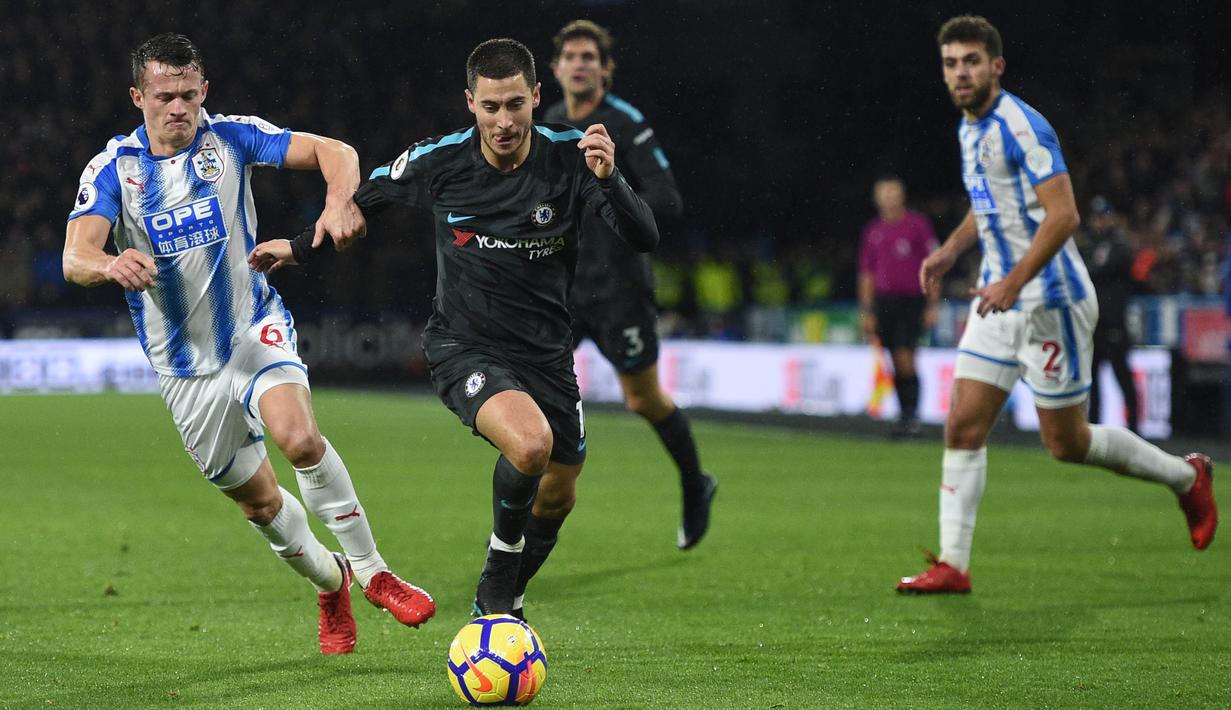 Gelandang Chelsea, Eden Hazard, berusaha melewati gelandang Huddersfield, Jonathan Hogg, pada laga Premier League di Stadion John Smith, Huddersfield, Selasa (12/12/2017). Huddersfield kalah 1-3 dari Chelsea. (AFP/Oli Scarff)