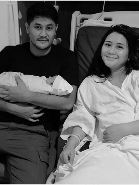 Beberapa foto dibagikan oleh kedua pasangan ini dalam instagram. Untuk mendokumentasikan proses persalinannya, pasangan ini mempercayakan pada Diera Bachir photography. (Instagram/puadinredi)