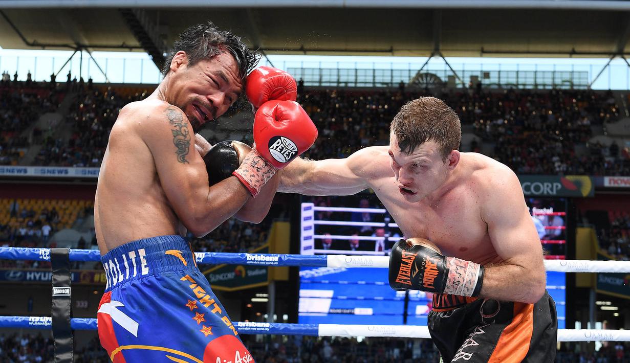 Petinju Filipina, Manny Pacquiao, mendapat pukulan telak dari petinju Australia, Jeff Horn di Stadion Suncorp, Brisbane, Australia, Minggu (2/7/2017). Jeff Horn berhasil merebut sabuk juara kelas welter versi WBO dari tangan Pacquiao. (EPA/Dave Hunt)