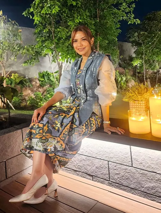 Najwa Shihab tampil cantik dengan batik kutubaru puffy sleeve yang transparan. Dipadukan dengan kain batik lilit [@najwashihab]