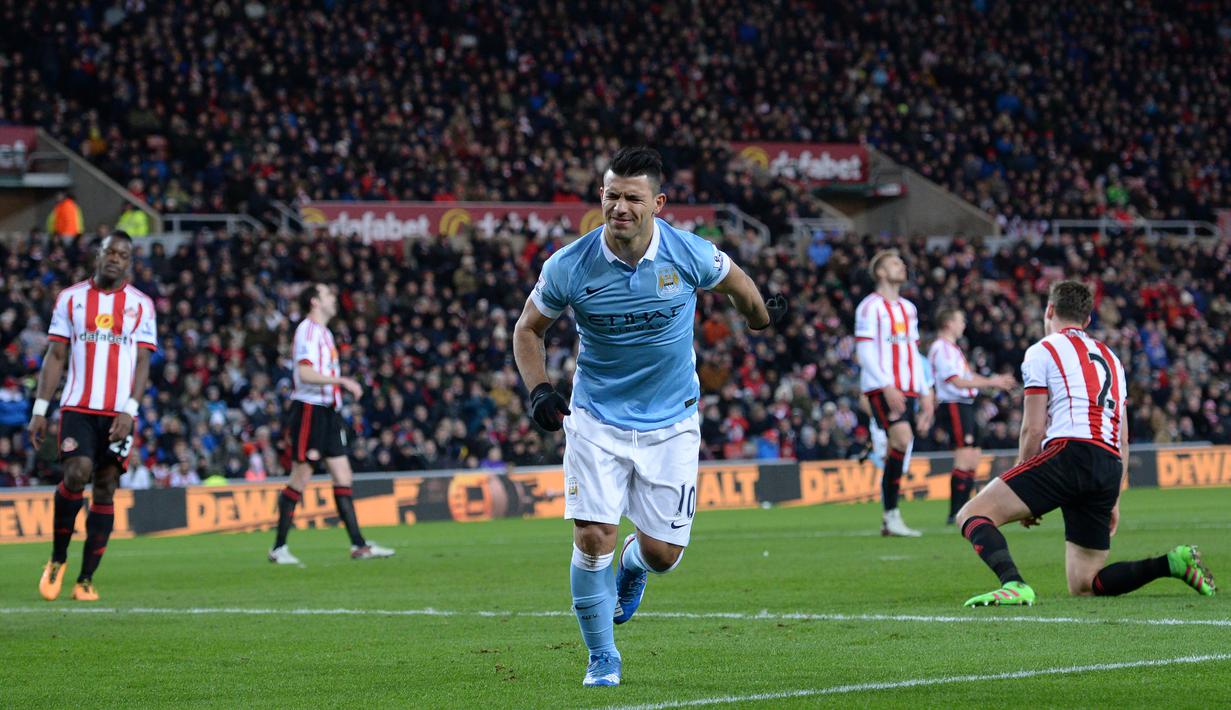 Striker Manchester City, Sergio Aguero, merasa kesakitan kakinya setelah mencetak gol ke gawang Sunderland dalam lanjutan Liga Inggris di Stadium of Light, Sunderland, Rabu (3/2/2016) dini hari WIB. (AFP/Oli Scarff)