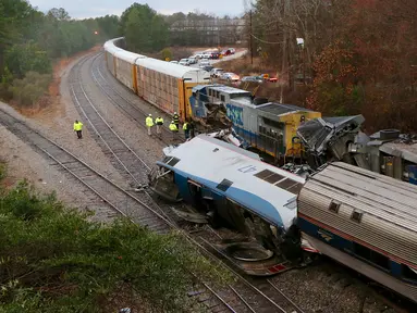 Pihak berwenang menyelidiki lokasi kecelakaan kereta Amtrak yang bertabrakan dengan kereta barang CSX di South Carolina (4/2). Tabrakan dua kereta ini menewaskan dua orang dan melukai sedikitnya 70 orang. (Tim Dominick/The State)