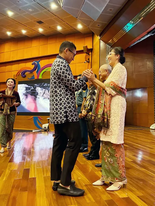 Piagam penghargaan rekor MURI diberikan langsung oleh Bapak Sandiaga Uno. Selaku Menteri Pariwisata dan Ekonomi Kreatif  dan diterima oleh Ibu Renitasari Adrian, Program Director Bakti Budaya Djarum Foundation. [Foto: Dok. Image Dynamics]