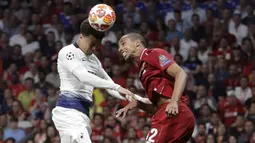 Bek Liverpool, Joel Matip, duel udara dengan pemain Tottenham Hotspur, Dele Alli, pada laga Liga Champions 2019 di Stadion Wanda Metropolitano, Madrid, Minggu (2/6). Liverpool menang 2-0 atas Tottenham Hotspur. (AP/Felipe Dana)