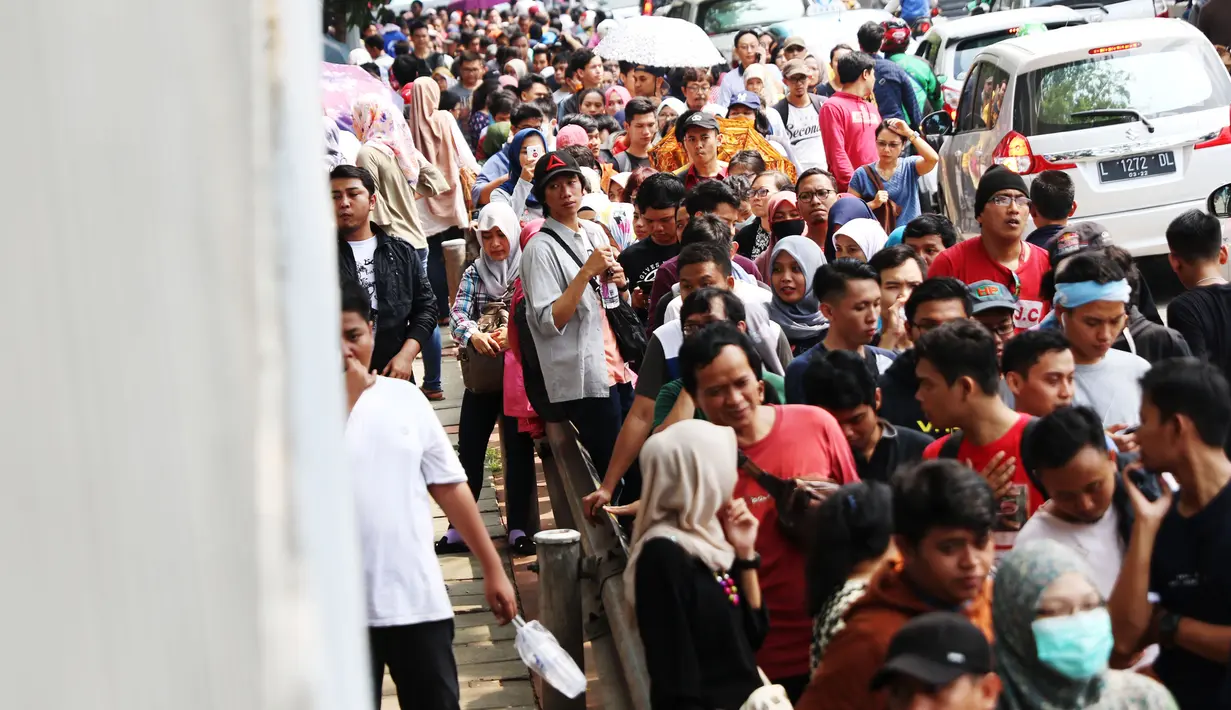 Sejumlah pengunjung antre memasuki lokasi KAI Travel Fair 2017  di JCC Senayan, Jakarta, Sabtu (29/7). Ribuan orang berbondong-bondong untuk bertarung mendapatkan tiket kereta eksekutif dengan harga miring di KAI Travel Fair. (Liputan6.com/Angga Yuniar)