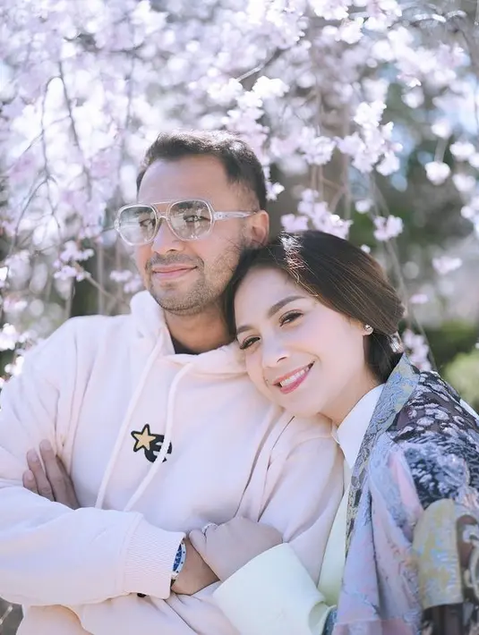 Selain pose mencium suaminya, perempuan biasa disapa Gigi itu juga tampak menyandarkan kepalanya ke pundak Raffi. [Instagram/raffinagita1717]