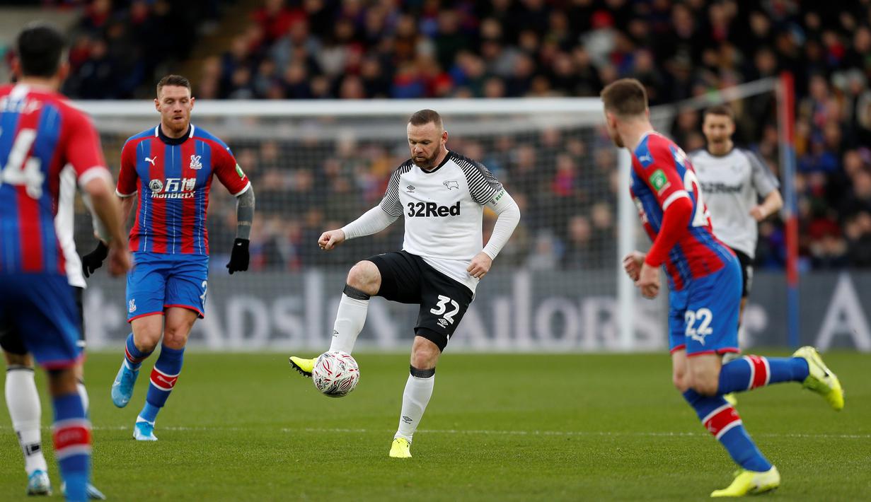 Gelandang Derby County, Wayne Rooney, mengontrol bola saat melawan Crystal Palace pada laga Piala FA di Stadion Selhurst Park, London, Minggu (5/1). Palace kalah 0-1 dari Derby. (AFP/Ian Kington)