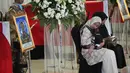 Prosesi berlangsung dengan penuh khidmat sebagai bentuk penghargaan terakhir atas pengabdian para prajurit dalam menjalankan tugas menjaga perdamaian dunia. Tampak dalam foto, kerabat personel pasukan penjaga perdamaian yang tergabung dalam United Nations Interim Force in Lebanon (UNIFIL) yang gugur saat bertugas bersama pasukan sementara Perserikatan Bangsa Bangsa (PBB) di Lebanon, menangis saat upacara penghormatan militer di Bandara Internasional Soekarno-Hatta, Tangerang, Banten, Sabtu, 4 April 2026. (AP Photo/Achmad Ibrahim)