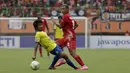 Gelandang Persija Jakarta, Bruno Matos, mengirim umpan saat melawan 757 Kepri Jaya pada laga Piala Indonesia di Stadion Patriot Bekasi, Jawa Barat, Rabu (23/1). Persija menang 8-2 atas Kepri. (Bola.com/Yoppy Renato)