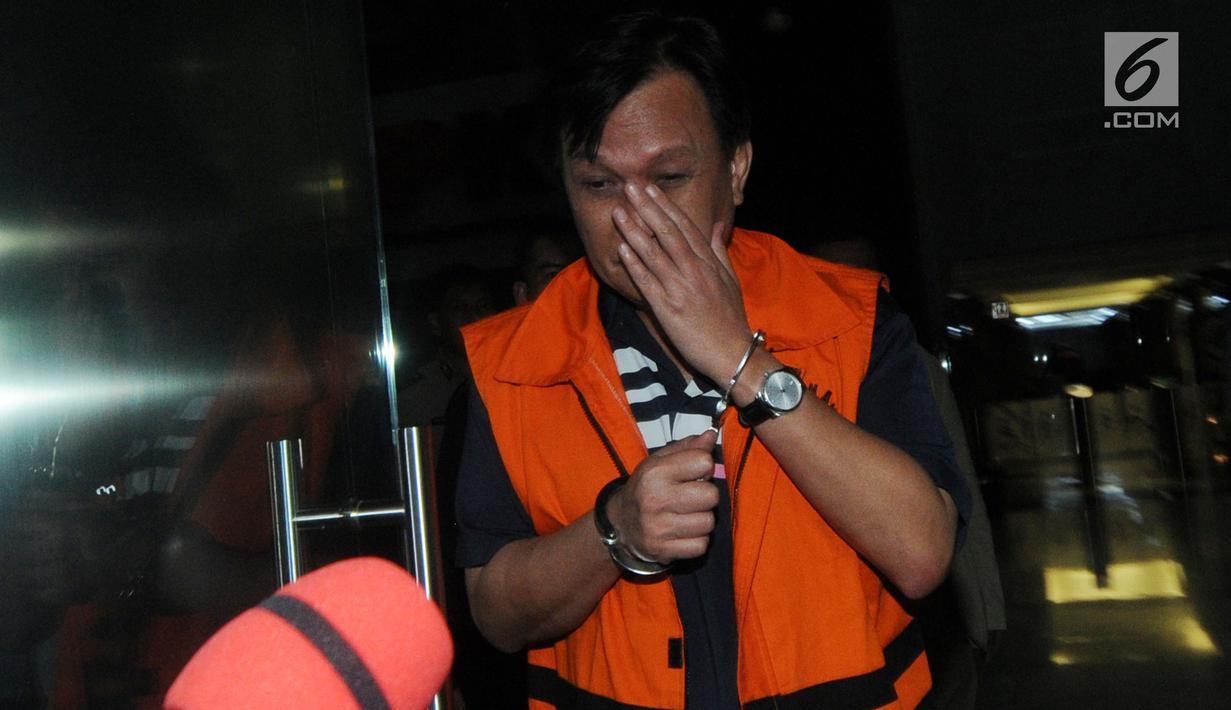 Pengusaha penyuap Bupati Kepulauan Talaud Sri Wahyumi, Bernard Hanafi menuju mobil tahanan usai menjalani pemeriksaan di gedung KPK, Jakarta, Rabu (1/5/2019). Bernard Hanafi ditahan KPK sebagai tersangka kasus suap proyek revitalisasi pasar di Kabupaten Kepulauan Talaud. (merdeka.com/Dwi Narwoko)