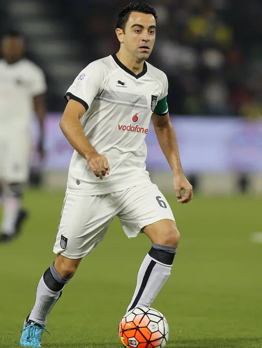 Xavi Hernandez membawa bola saat berlaga di pertandingan antara Qatar Stars League melawan Lekhwiya di Doha (27/11/2015). Xavi mengaku sudah mulai beradaptasi dan senang bisa bermain di Qatar.(AFP Photo/Karim Jaafar)