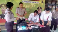 Barang bukti pelaku pencurian motor yang tewas ditembak petugas Polres Malang Kota (Zainul Arifin/Liputan6.com)