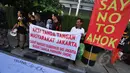 Sejumlah pegiat dari Masyarakat Jakarta Cabut Mandat, menggelar aksi protes kepada Gubernur Ahok di sekitaran Bundaran HI, Minggu (22/2). Dalam aksinya mereka memprotes sejumlah kebijakan Ahok yang dinilai tak pro-rakyat. (Liputan6.com/Faizal Fanani)