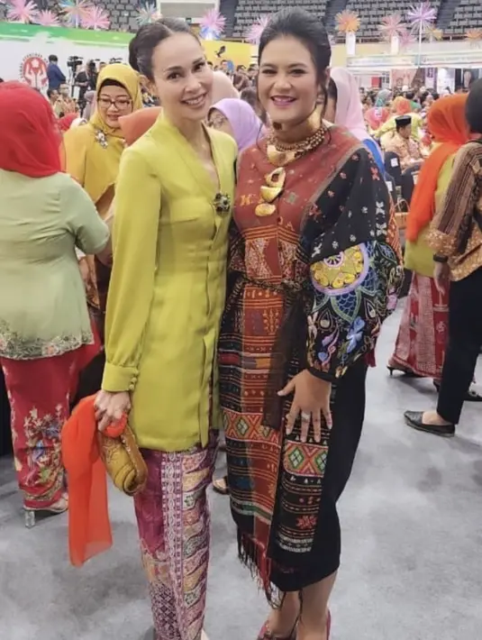 Melengkapi penampilannya, ibu tiga anak ini mengenakan heels dari brand favorit Manolo Blahnik warna ungu. [@leomongga]