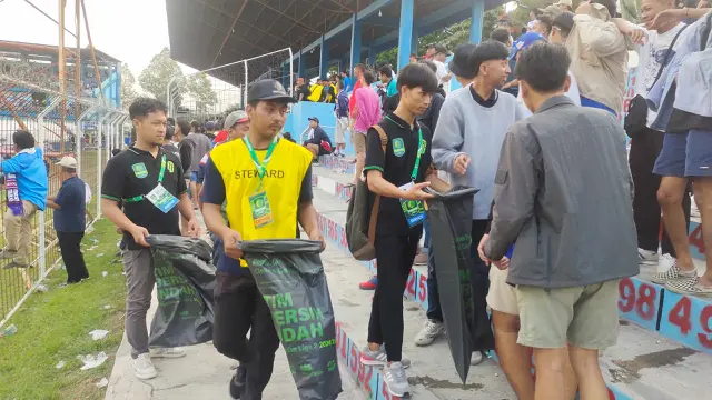 Program Behind Football Pegadaian Liga 2 Ajak Suporter Berkontribusi Jaga Lingkungan dan Keberlanjutan