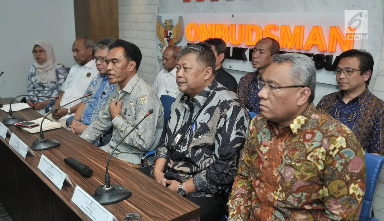 Pengurus Harian YLKI Sularsi, Sekjen Dewan Energi Kementerian ESDM Djoko Siswanto, Anggota Ombudsman RI Alvin Lie, Laode Ida, Direktur Strategis I PLN Djoko R Abuhanan, dan Ketua Komunitas Konsumen David Tobing memberikan keterangan di Jakarta, Kamis (8/8/2019). (merdeka.com/Iqbal S. Nugroho)