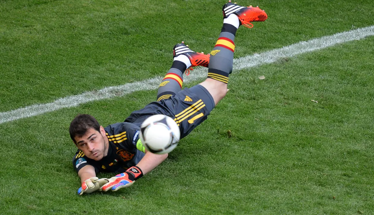 Iker Casillas - Penjaga gawang Skuad Matador ini mencatatkan cleansheet sebanyak sembilan kali dalam putaran final Euro. Bermain 1320 menit pada Euro 2000, 2004, 2008, 2012, dan 2016, ia hanya kebobolan sebanyak lima kali. (Foto: AFP/Patrik Stollarz)