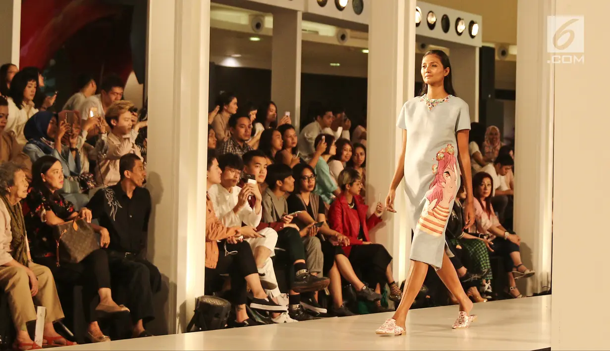 Model mengenakan busana rancangan Tities Sapoetra dalam Fashion Nation 2018 di Senayan City, Jakarta, Rabu (18/4/).(Liputan6.com/Herman Zakharia)