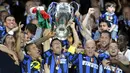 Para punggawa Inter Milan mengangkat trofi liga champions tahun 2010 di Santiago Bernabeu. (AFP)