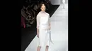 Koleksi F Budi di Jakarta Fashion Week 2015 menampilkan busana-busana yang didominasi warna putih, Sabtu (1/11/2014). (Liputan6.com/Panji Diksana)