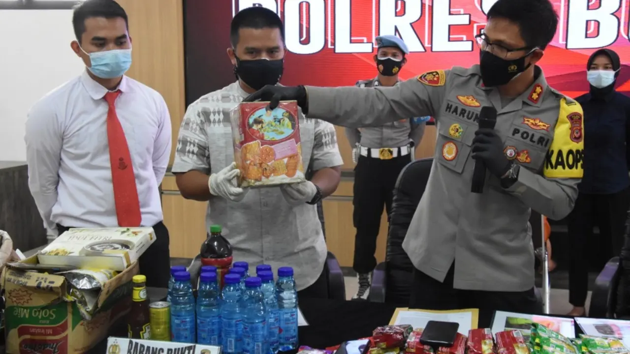 Polisi mengungkap penjualan produk kedaluwarsa di kawasan Cileungsi, Bogor