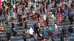 Suasana lomba menangkap ikan saat acara Festival Es di sungai Hwacheon yang membeku di Korea Selatan, Sabtu (14/1). (AP Photo/Ahn Young-joon)