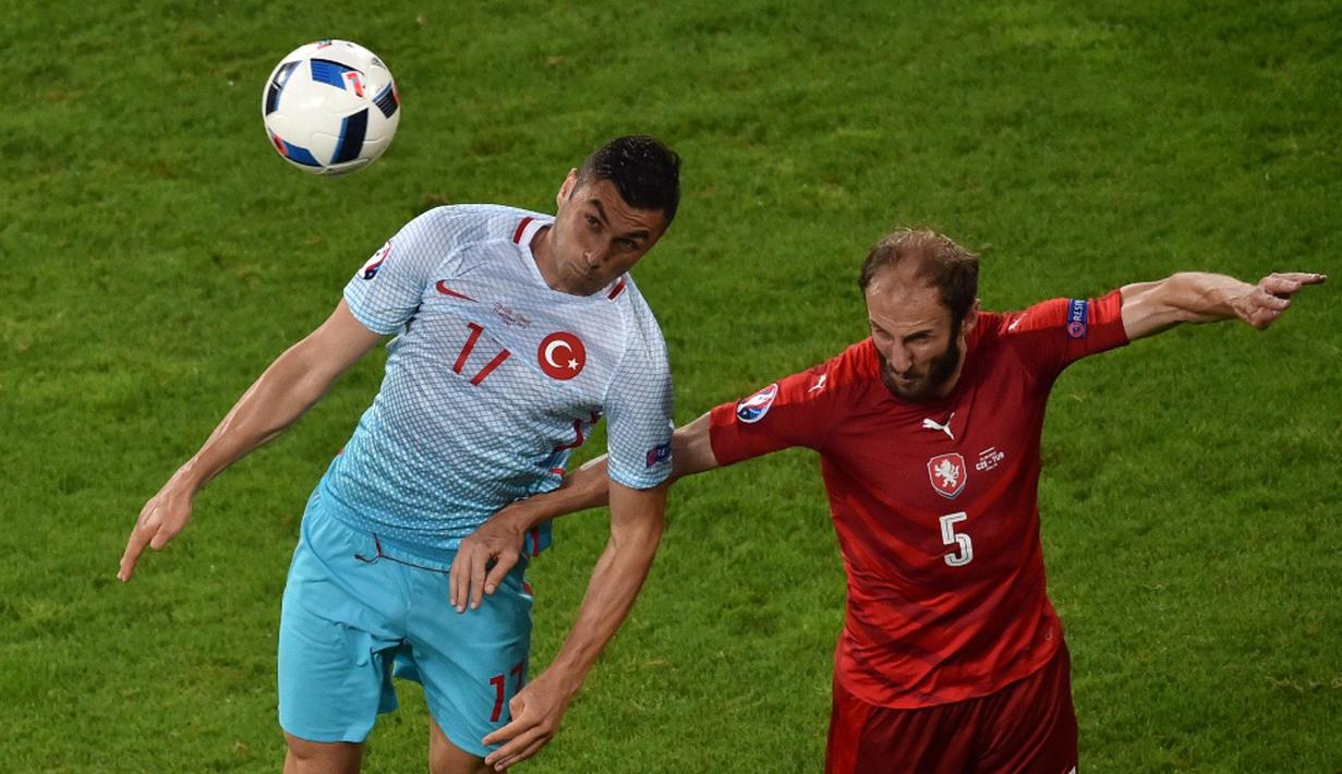 Striker Turki, Burak Yilmaz (kiri), menjadi pembeda saat Turki mengalahkan Republik Ceska 2-0. Yilmaz mencetak gol pertama dan menjadi inspirator setiap serangan Turki. (AFP/Philippe Huguen)