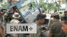 Petugas Satpol PP  kecamatan Tanah Abang Jakarta Pusat merazia sejumlah PKL di Jalan Penjernihan dan Benhil pada Jumat (15/4/2016). Petugas dan PKL nyaris ricuh.