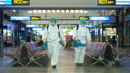 Para staf mendisinfeksi ruang tunggu Stasiun Kereta Api Beijing, China (18/6/2020). Menyusul peningkatan tanggap darurat COVID-19 dari Level III ke Level II di Beijing, Stasiun Kereta Api Beijing melakukan langkah-langkah ketat untuk mengendalikan penyebaran COVID-19. (Xinhua/Chen Zhonghao)