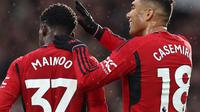 Dua gelandang Manchester United, Casemiro (kanan), dan Kobbie Mainoo. (AFP/Darren Staples)