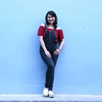 "Lebih hati-hati, selektif saja cari orang. Apalagi posisi saya single mother dengan dua anak, sepaket lah. Jadi nggak hanya sayang sama saya, tapi juga ke anak-anak," ujar Tessa Kaunang. (Nurwahyunan/Bintang.com)