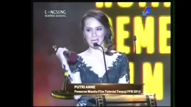 Putri Anne sebelum berhijab aktif di dunia hiburan (Foto: SCTV via YouTube)