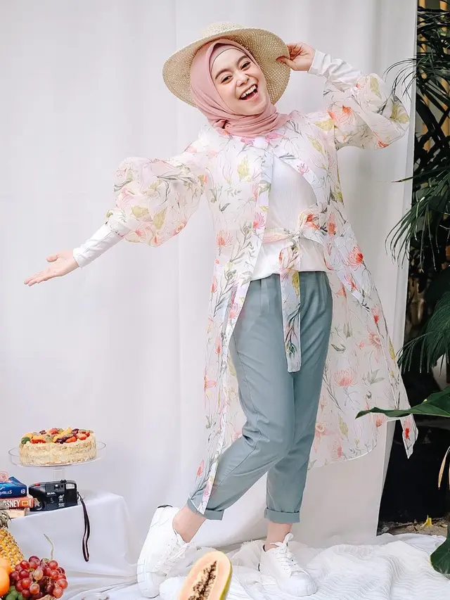 Gaya Pemotretan Lesty Kejora, Tampil Memukau Dalam Balutan Warna Pastel. (Sumber: Instagram/sidelinelabel)