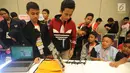 Murid SD mengoperasikan robot hasil kreatifitasnya berupa robot perapi pakaian saat kegiatan Indonesian Youth Robot Competititon  di ICE, BSD, Tangsel (22/4). Kegiatan ini diikuti ribuan murid TK-SMA untuk keempat kalinya. (Merdeka.com/Arie Basuki)