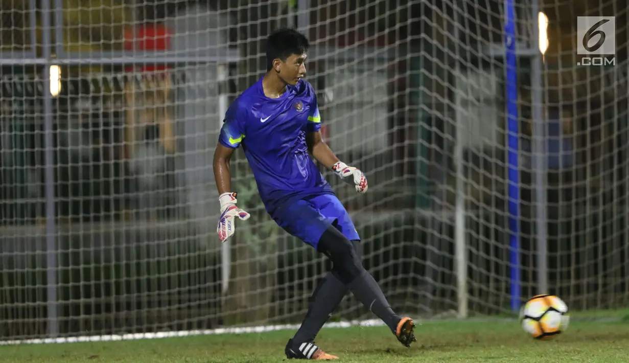 Kiper Timnas Indonesia U-19, Gianluca Pagliuca Rossy saat mengikuti latihan di Lapangan A Kompleks GBK Jakarta, Kamis (22/3). Rossy akan menjadi tambahan amunisi Macan Kemayoran mengarungi kompetisi Liga 1 musim 2018. (Liputan6.com/Helmi Fithriansyah)