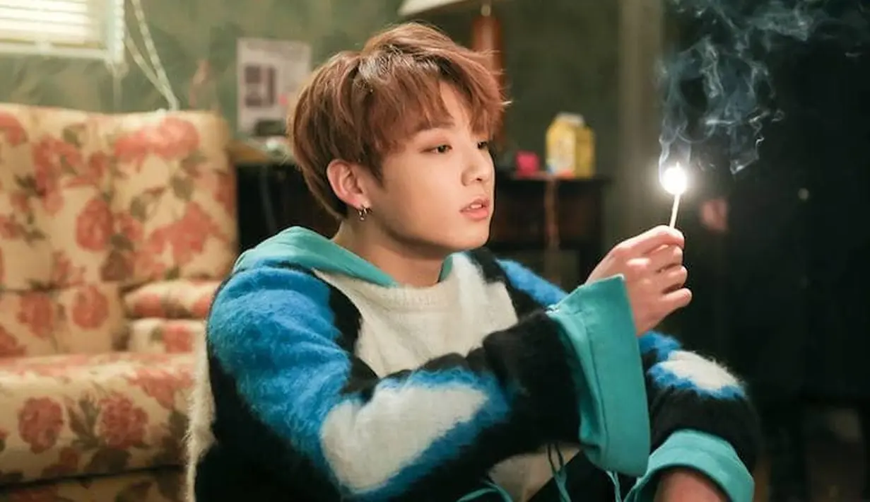 Sudah bukan rahasia umum jika Jungkook BTS ngefans dengan IU. Pada acara Flower Crew, ia mengaku jika IU merupakan tipe idealnya. Pada Melon Music Awards 2017, ia terlihat duduk melihat penampilan IU. (Foto: soompi.com)