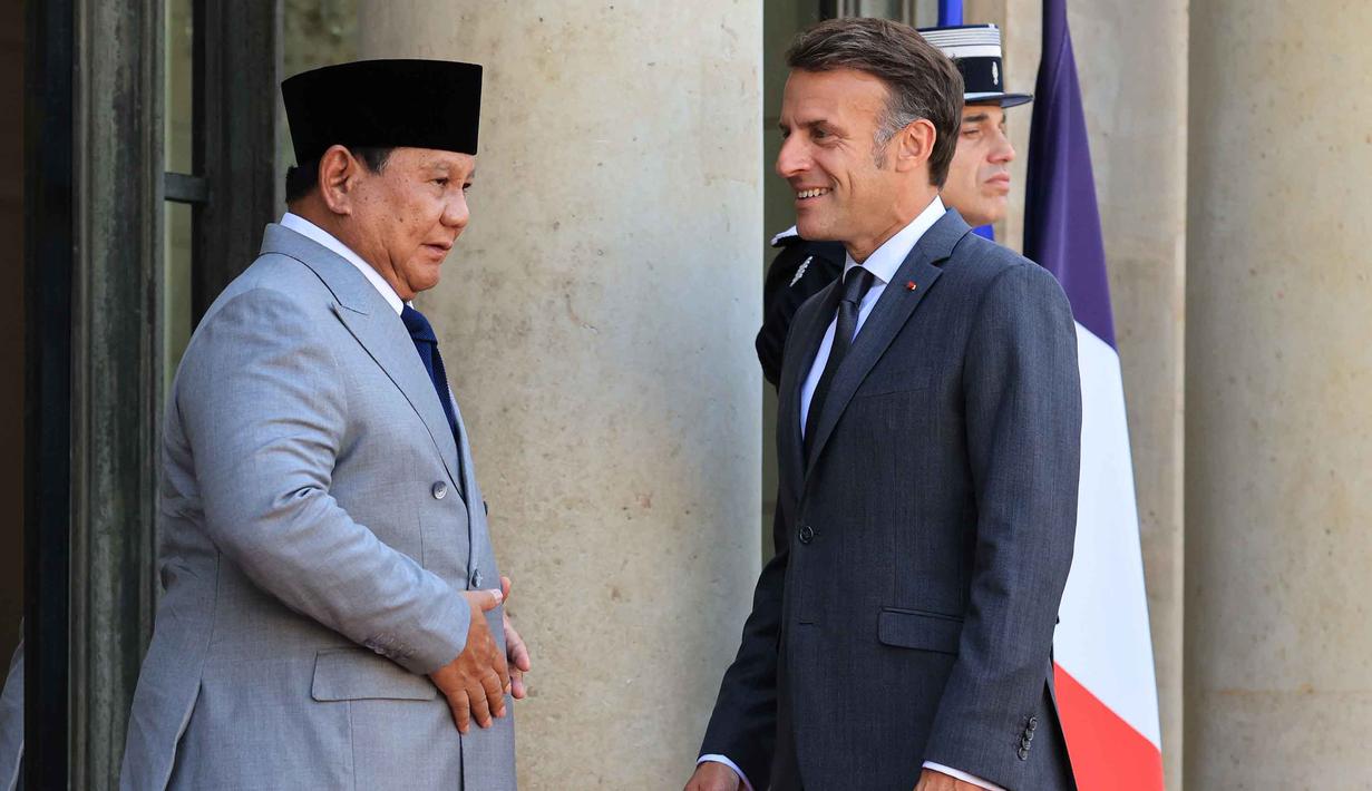 Presiden Prancis Emmanuel Macron (kanan) menyambut Presiden Republik Indonesia Prabowo Subianto menjelang pertemuan di Istana Kepresidenan Elysee, Paris, Kamis 28 Mei 2026. (Ludovic Marin/Pool Photo via AP)