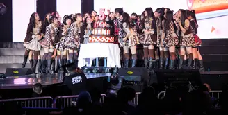 JKT48 masih menjadi idola masyarakat Tanah Air. Hal itu bisa terlihat dari penghargaan belum lama ini. JKT48 menyabet penghargaan sebagai Penyanyi Idola Kesayangan. (Adrian Putra/Bintang.com)