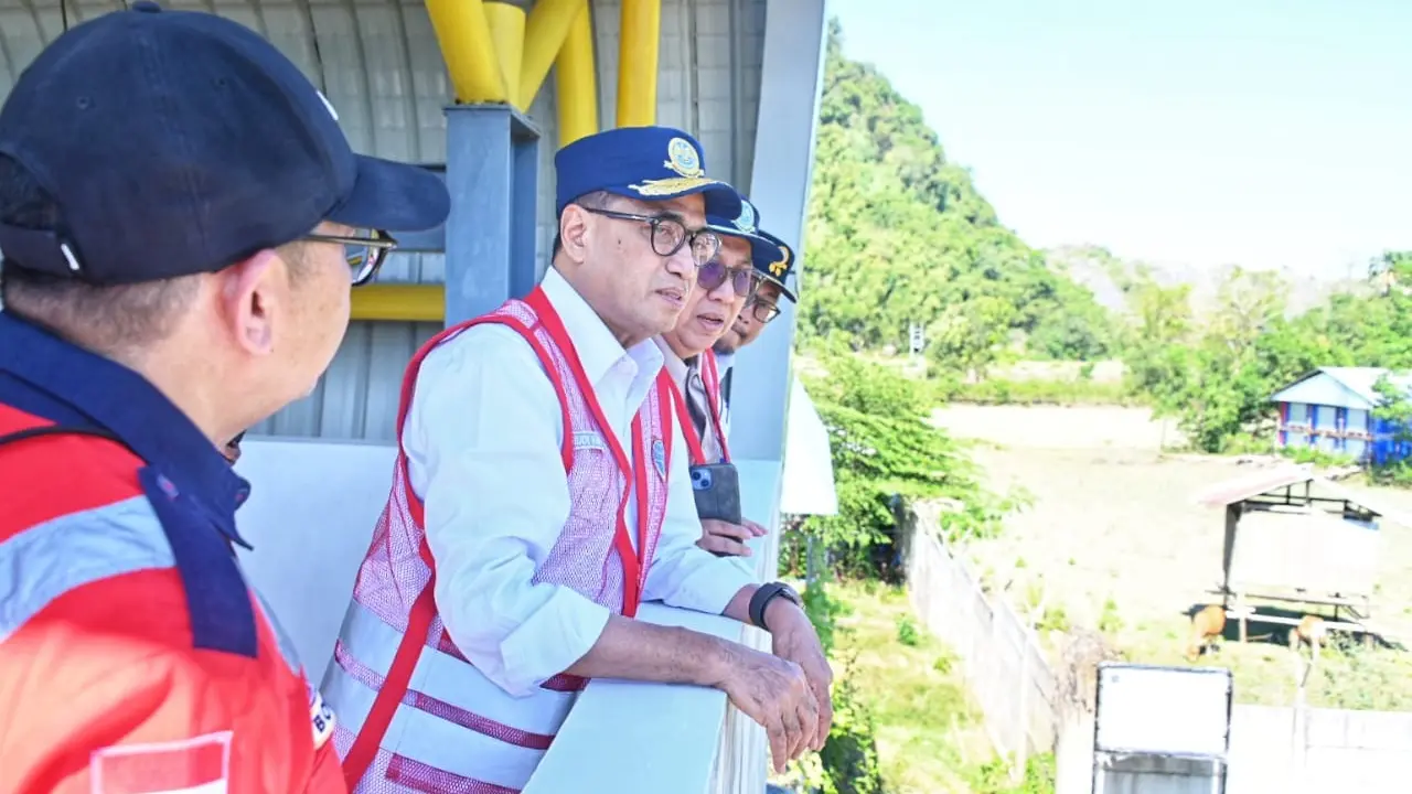 Menteri Perhubungan (Menhub) Budi Karya Sumadi meninjau pembangunan jalur tambahan kereta api Makassar-Parepare di Stasiun Mangilu, Kabupaten Pangkep, Sulawesi Selatan (Sulsel). (Foto: Kementerian Perhubungan)