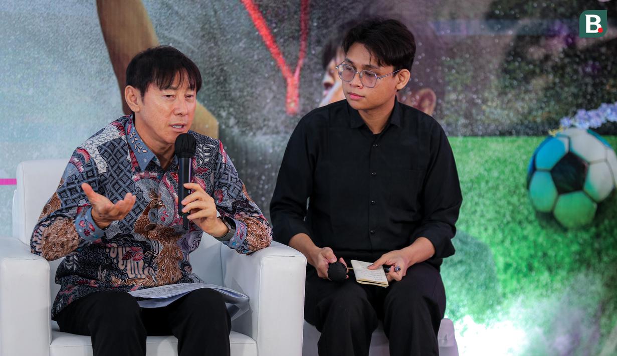 Pelatih Timnas Indonesia, Shin Tae-yong memberikan keterangan dalam acara peluncuran STY Foundation yang berlangsung di Rans Office, Serpong, Tangerang Selatan, Senin (04/11/2024). (Bola.com/Bagaskara Lazuardi)