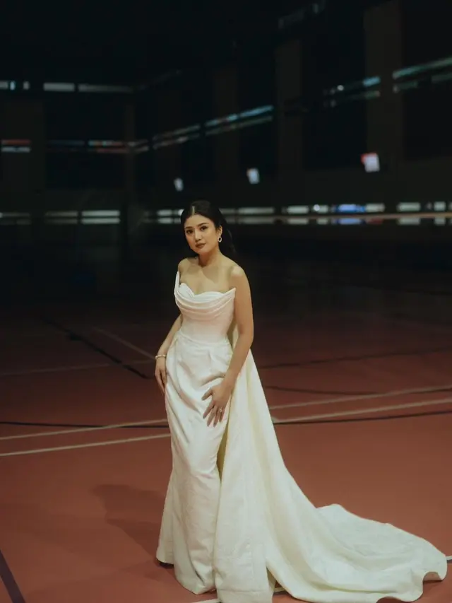 Nuansa Putih Bersih, Ini 7 Potret Prewedding Kevin Sanjaya dan Valencia Tanoe di Lapangan Badminton