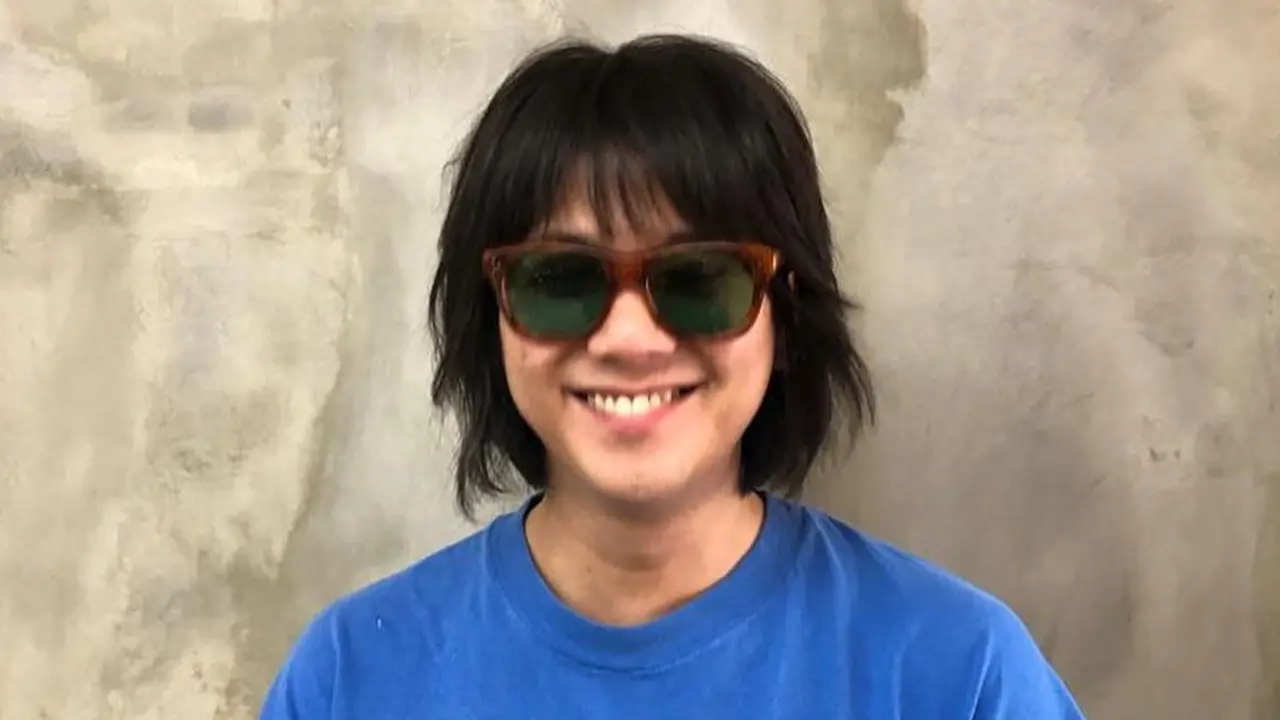 Disebut Mirip Pak Tarno, Ini Gaya Rambut Baru Iqbaal Ramadhan yang Bikin Pangling