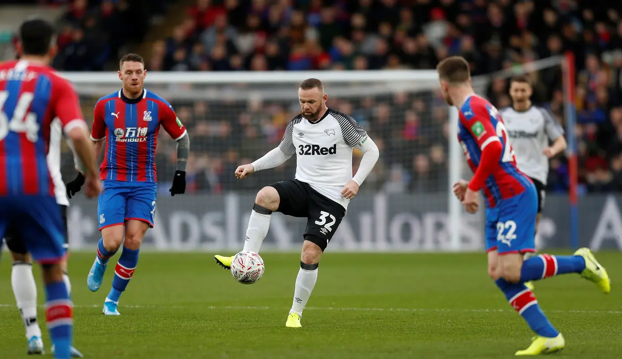 Gelandang Derby County, Wayne Rooney, mengontrol bola saat melawan Crystal Palace pada laga Piala FA di Stadion Selhurst Park, London, Minggu (5/1). Palace kalah 0-1 dari Derby. (AFP/Ian Kington)